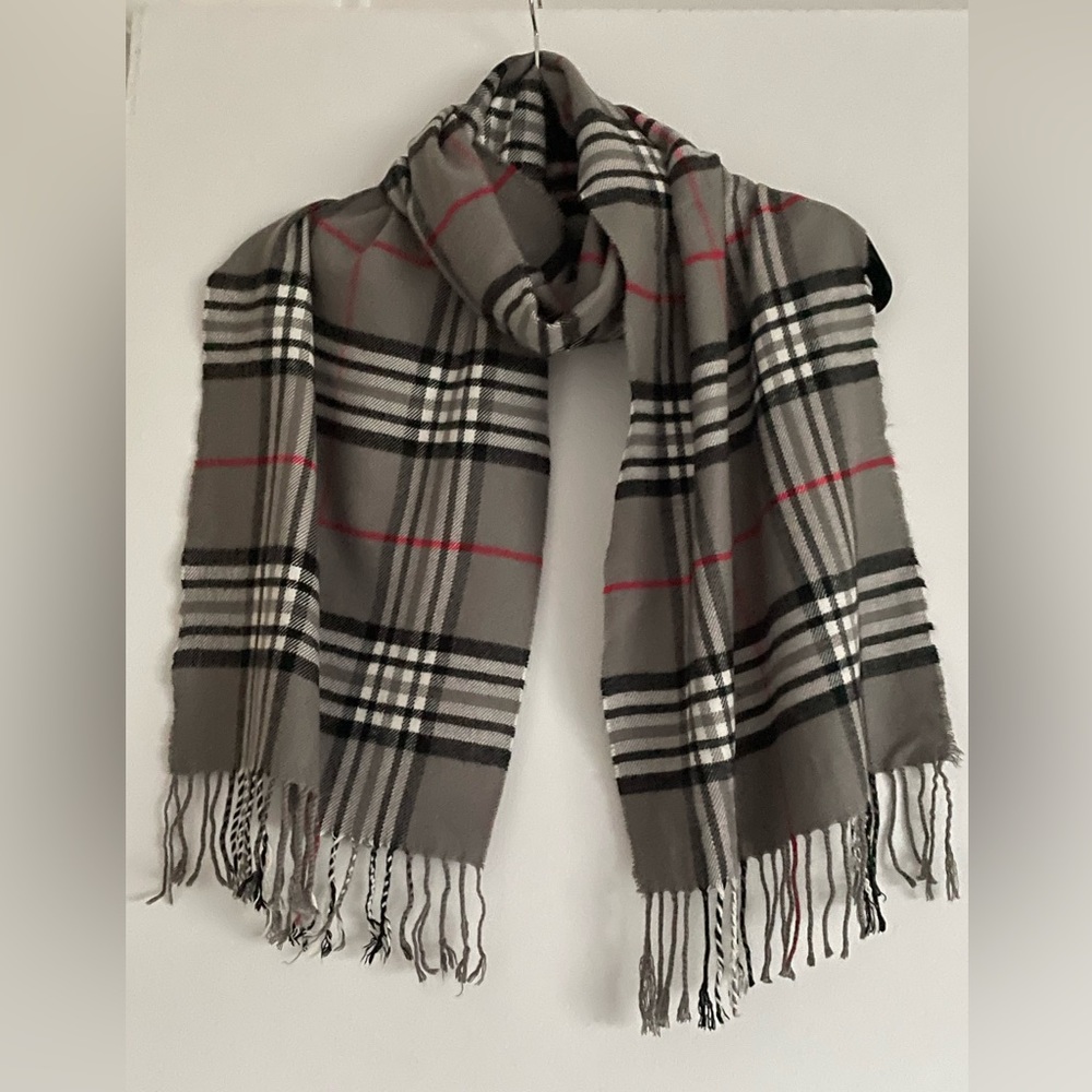 SUPER SOFT AND STYLISH SCARF.